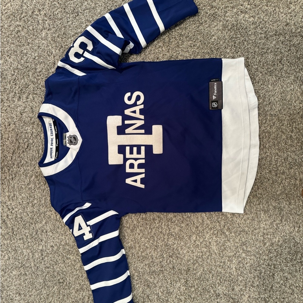 Adult XS Austin Matthews Hockey Jersey like new condition